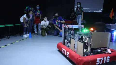 Alumnos de PrepaTec Hidalgo presentan robot en el Museo El Rehilete