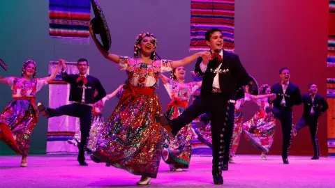 Celebran alegría de nuestras raíces con "Gala Folklórica"