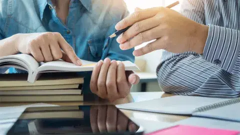 Profesor presenta modelo educativo Tec en Países Bajos
