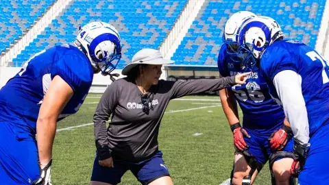 Coach Gaby, primera mujer en staff de Borregos Mty de futbol americano
