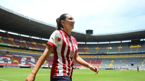 Entre hospitales y goles: la delantera de Chivas que es doctora