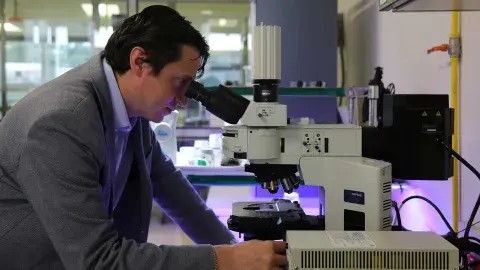 Investigador Tec recibe premio por proyecto contra enfermedad motora