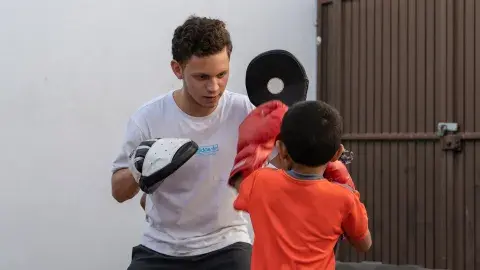 Este joven transformó su pasión por el box en un apoyo para la niñez