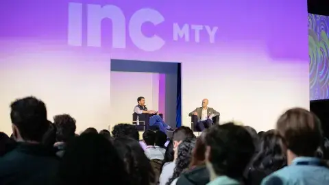 Hábitos atómicos para emprendedores, según el autor James Clear