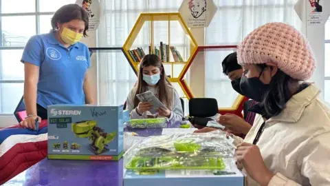 Estudiantes de Tec Hidalgo enseñan robótica a niños con discapacidad