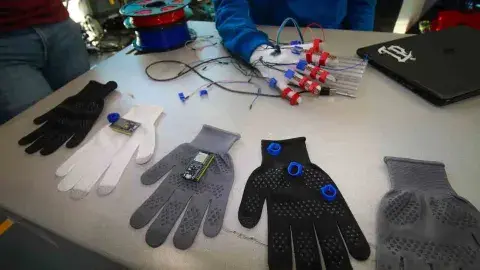 Crean prototipo de guante que enseña lengua de señas a personas sordas