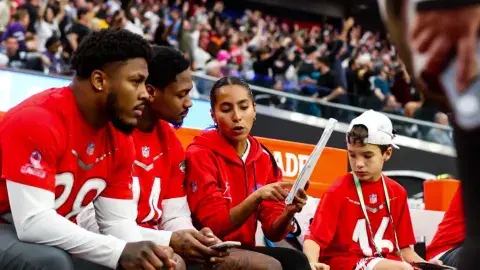 ¡Histórico! Estrella mexicana de tochito debuta como coach en Pro Bowl