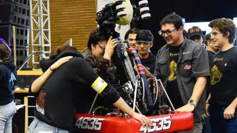 Botbusters 4635: a 10 años que un robot construyó un equipo