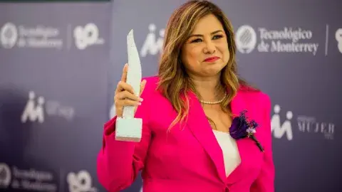 Dedica su vida a la inclusión digital y gana Premio Mujer Tec 