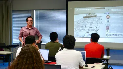 Profesor capacita en Design Thinking a empresa japonesa de tecnología