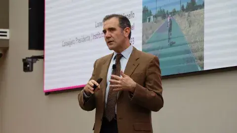 Lorenzo Córdova comparte con estudiantes su opinión sobre el INE