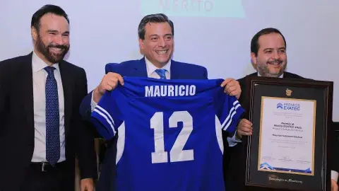 Egresado Tec es reconocido y premiado por su trayectoria profesional