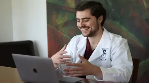 Alumna poblana crea app para facilitar el servicio médico en línea