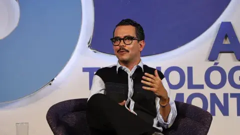 Cineasta Manolo Caro exhorta a la honestidad al contar historias