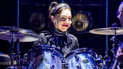 Baterista regia toca en evento de ¡coronación del rey Carlos III!