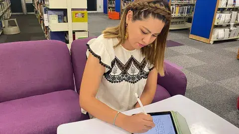 Profesora de PrepaTec Qro galardonada en concurso de literatura