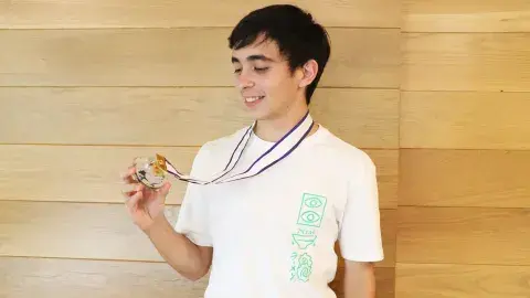 Mexicano logra plata en competencia mundial de matemáticas ¡en Japón!