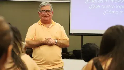 El profesor Tec que recibió y despidió la carrera de LPO en campus Mty