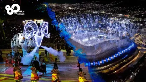 ¡Luz, color y lluvia! Tec de Monterrey celebra en estadio sus 80 años
