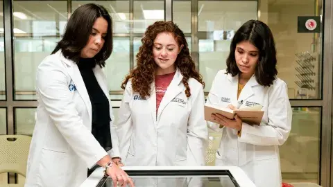 Celebra Escuela de Medicina 45 años formando profesionales de la salud