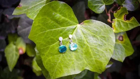 ¡Por el medio ambiente! Estudiante crea joyería sustentable