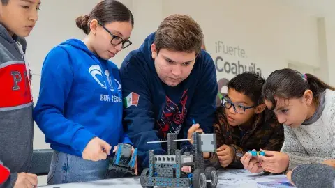 ¡Robótica con causa! Estudiantes Tec enseñan a niños sobre tecnología