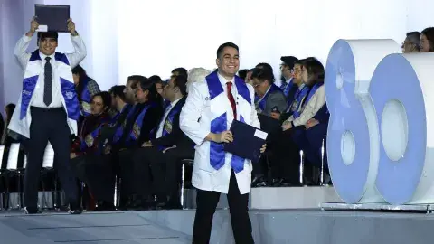 Egresado de medicina reafirma en el Tec pasión por servir a los demás