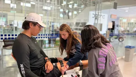 Estudiantes diseñan aparato de rehabilitación para rodilla