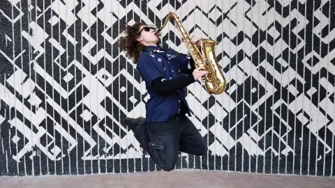 Con saxofón, joven pone ritmo en el Tec y ¡festival Pa