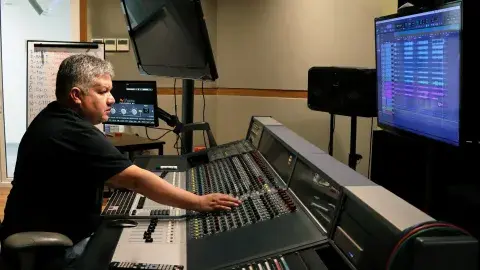 De Juan Gabriel a Nodal: reconocen a profesor Tec por carrera en audio