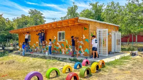 Arquitectos de sueños: construyen aula para niños en Campana-Altamira