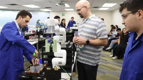¡Fábrica en el aula! Tienen inmersión con tecnología del MIT