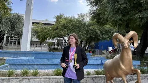 Premian en Londres a alumno PrepaTec por prototipo que reúsa plástico