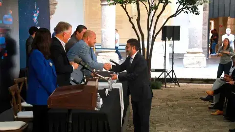 ¡Por su trayectoria! Jalisco reconoce labor científica de profesor Tec