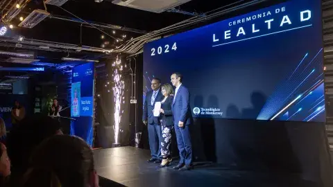 35 años reinventándose: colaboradora celebra 1 año más en el Tec