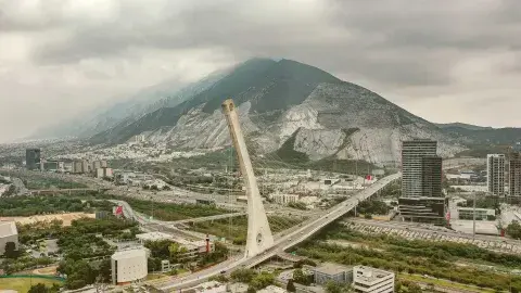 Crean simulador para mejorar movilidad y calidad del aire en Monterrey