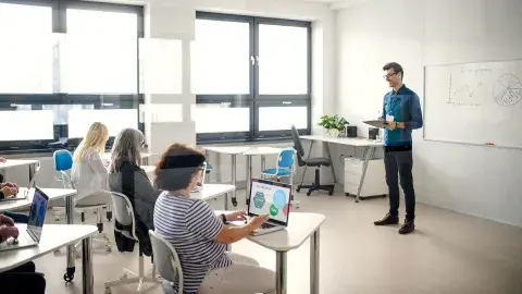 Futuro educativo: docentes de campus Mty exponen proyectos en Estonia