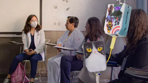 Alumnos Tec diseñan fundas animadas para niños en quimioterapia