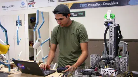 ¡Histórico! Alumno de PrepaTec Gdl gana premio y va a mundial robótico