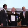 Agustín Carstens recibe medalla.