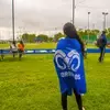 Joven con bandera de Borregos