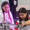 Dos alumnas ultimando detalles en su robot.