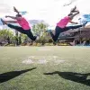 Dos mujeres haciendo acrobacias en una cancha de fútbol americano