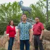 La familia Muñiz Mata delante del borrego