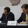 Lorenzo Córdova firmando el convenio con el TEC