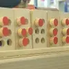 En esta fotografía se muestra como se escribe la palabra Braille en el sistema.