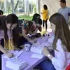 Jovenes registrandose para conferencia de UNI2