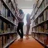 Chicas tomado libros de la biblioteca