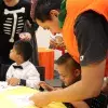 Alumnos conviviendo con niños