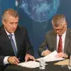 Profesores firmando convenio